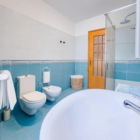 Spacious 4br With View فيلة